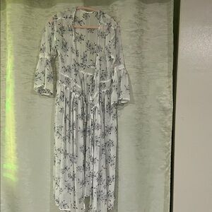 Floral White and Blue Women's sleep robe size m